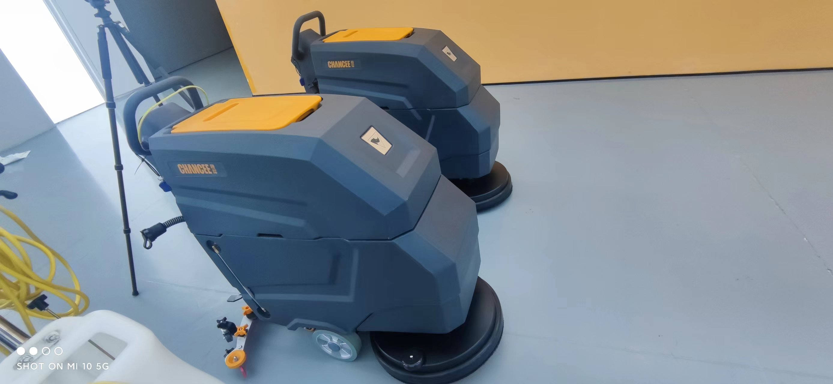  怎么拆卸安裝手推式洗地機的刷盤呢？