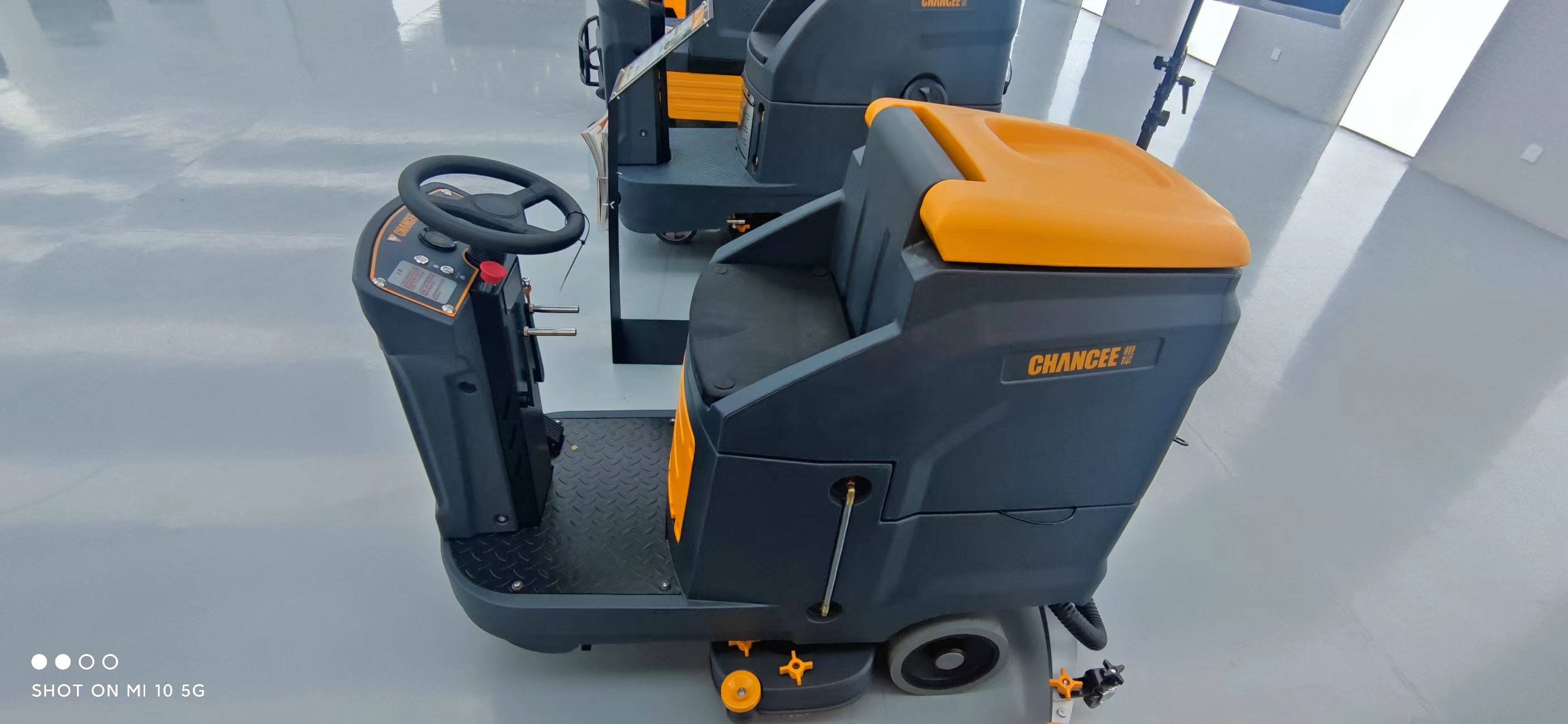 駕駛式洗地機出現出水不正常要怎么辦？