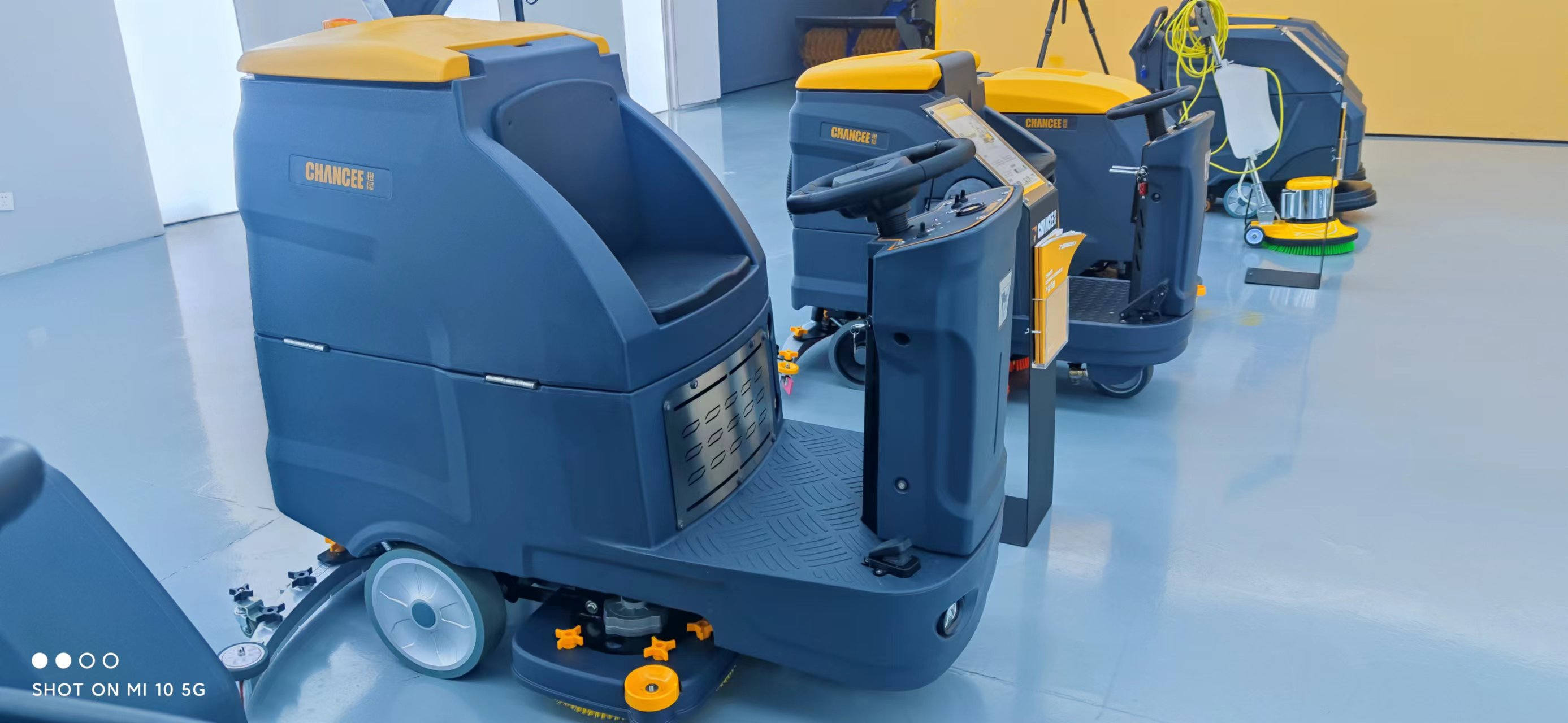 地下車庫可以使用駕駛式洗地機嘛？